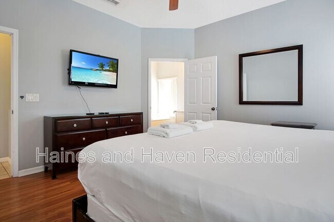 Building Photo - 323 Castlemain Cir