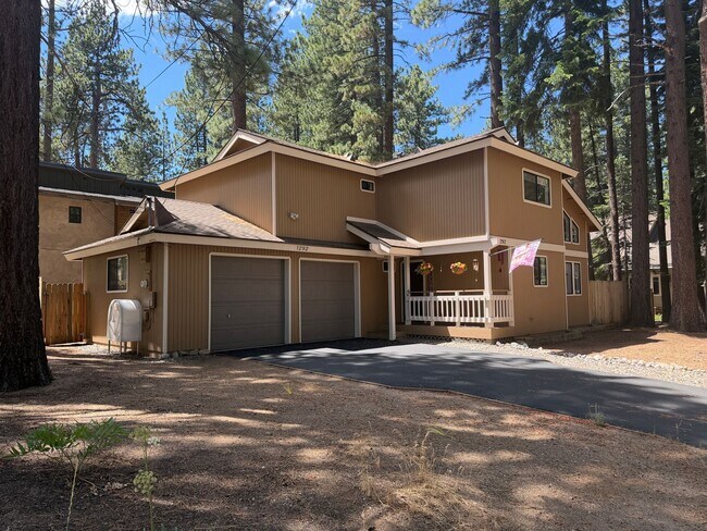 Building Photo - 4 Bed, 2 Bath Home on Large Corner Lot Near the Y