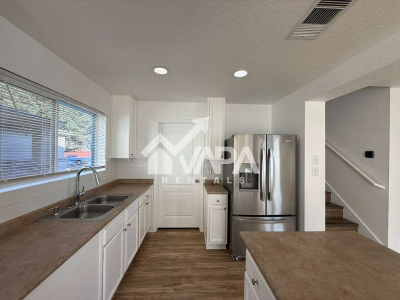 Building Photo - 9902 Hawksbill Peak