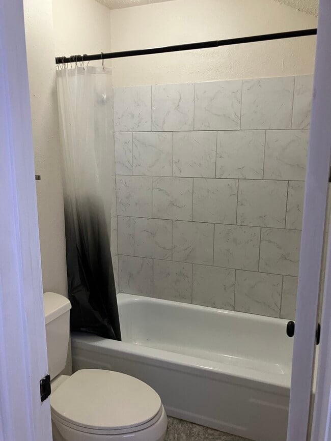 Building Photo - 626 Trailwood Ct