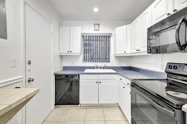 Building Photo - Las Brisas