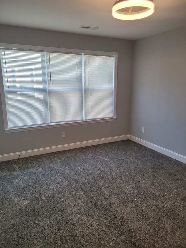 Building Photo - 2 Bedroom, 2.5 Bath Modern Duplex - Walkin...