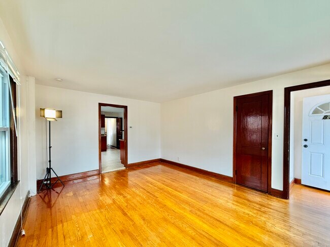 Building Photo - 820 Brewster St