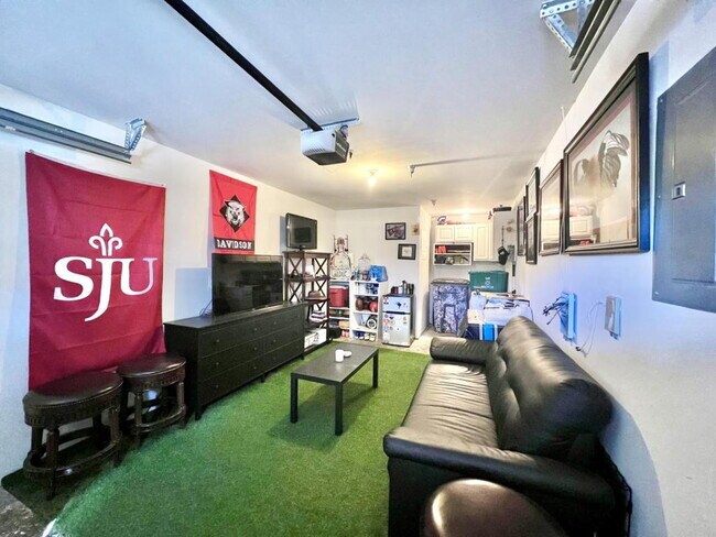 Building Photo - SUMMER SPECIAL - $500 off first month's rent!!