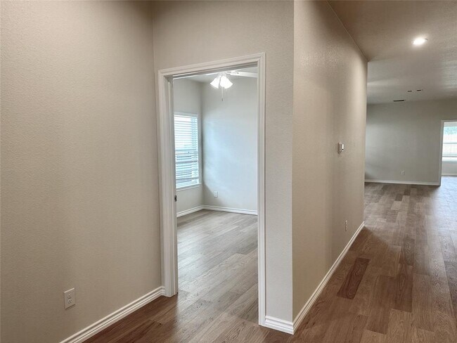 Building Photo - 506 War Admiral Dr