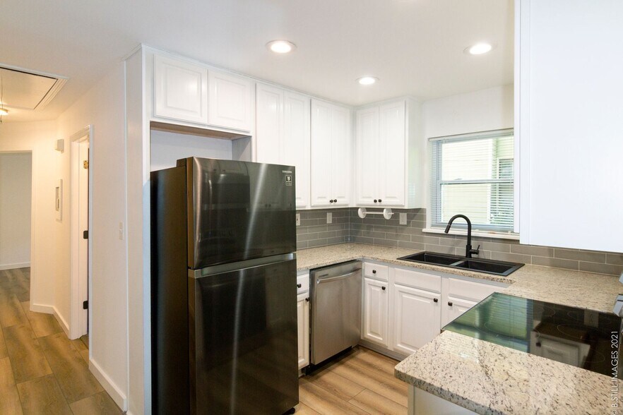 Building Photo - 545 Oakview Rd