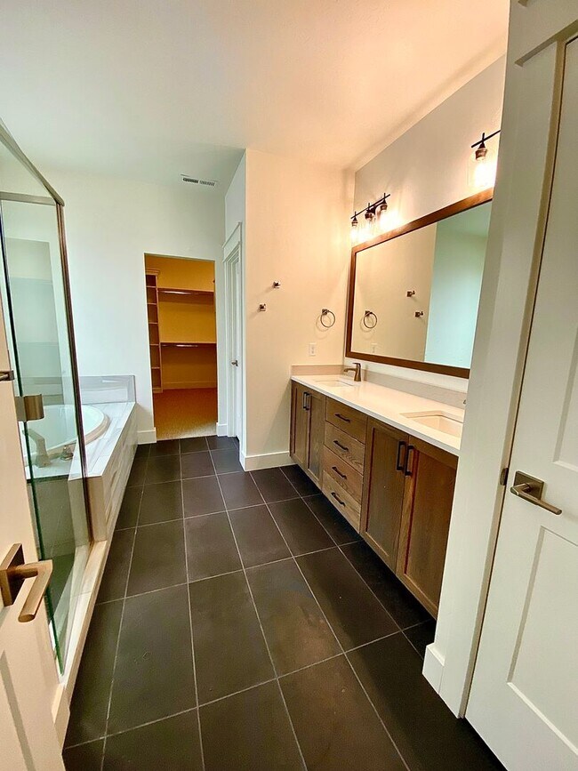 Building Photo - Beautiful Custom 6 Bedroom (2 Primary Bedr...