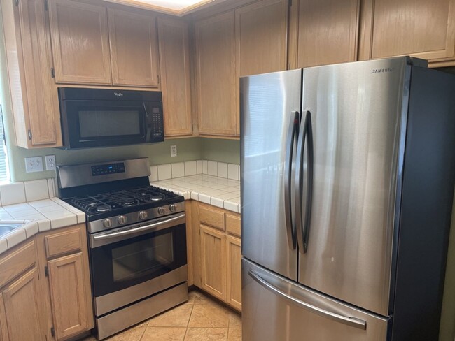 Building Photo - Spacious 3 Bedroom Home available in South...