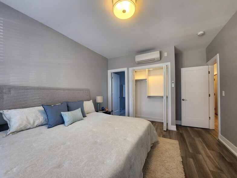 Building Photo - 3937 N Janssen Ave