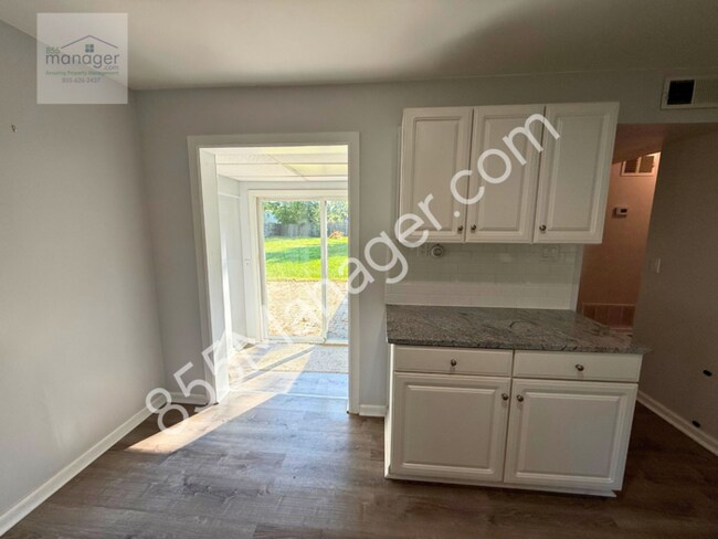 Building Photo - Updated 4-Bedroom with Primary Suite & Fen...