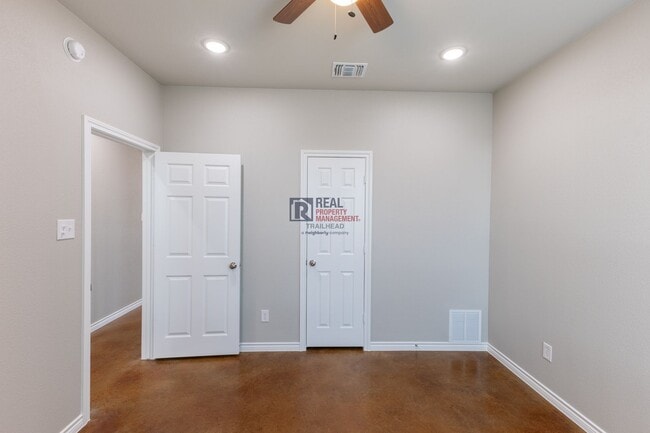 Building Photo - Modern Glen Rose Home with Open Layout