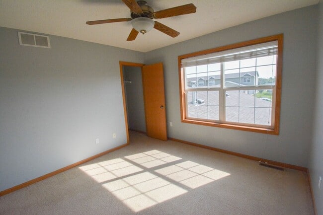 Building Photo - Cozy 2 Bed, 1.5 Bath Townhome in Stewartvi...