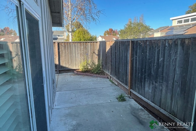 Building Photo - Modern Foster City 3 Bedroom Townhome with...
