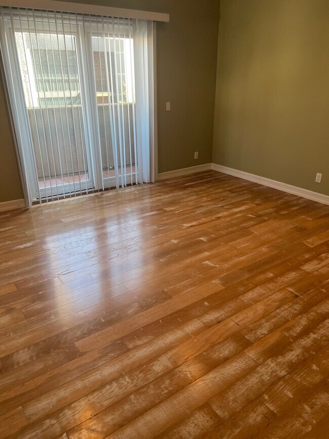 Building Photo - Custom home 1 block to ocean