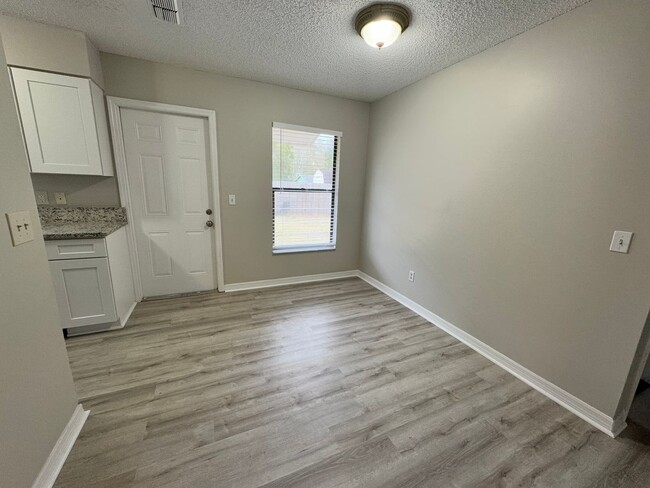 Building Photo - Renovated 3BR/1.5BA Downtown Green Cove Sp...