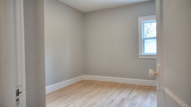 Building Photo - 2865 N Frederick Ave