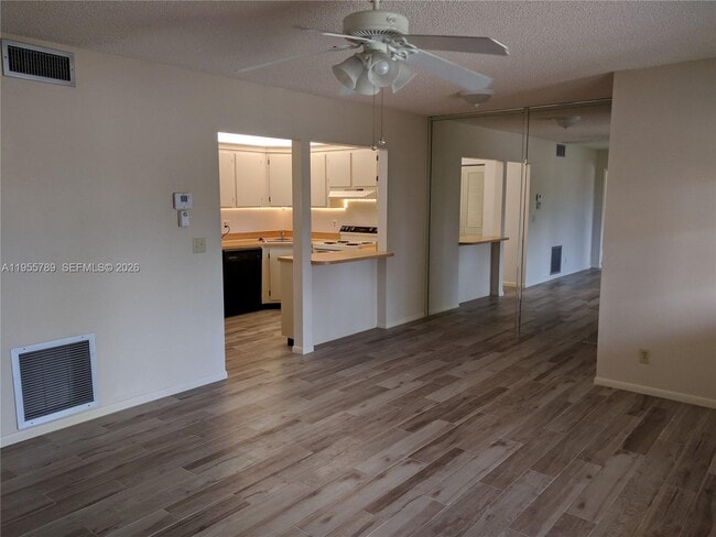 Building Photo - 441 Pine Glen Ln