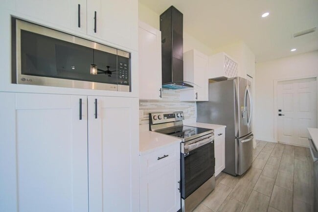 Building Photo - 422 Kismet Pkwy E