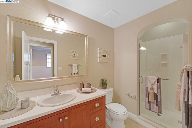 Building Photo - 549 Ficus Terrace