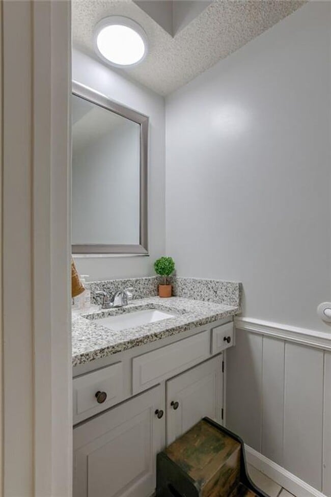 Building Photo - {8615} Remodeled w/ Updated Kitchen + New ...