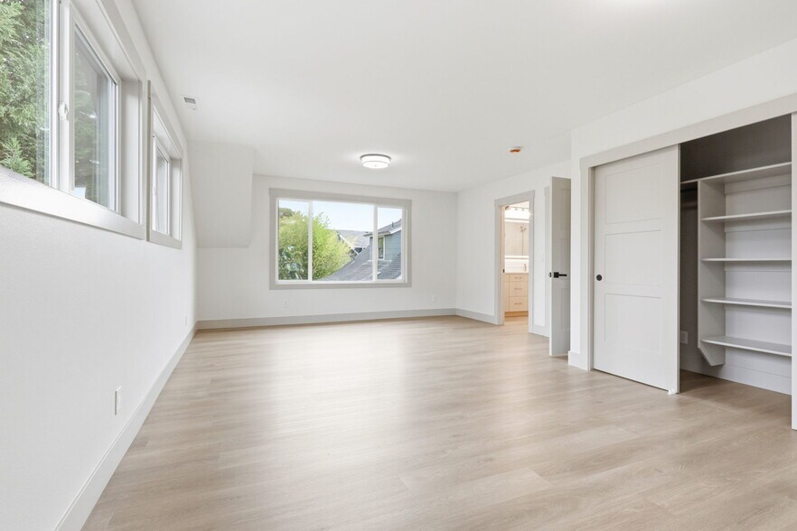 Building Photo - 437 NE Fargo St