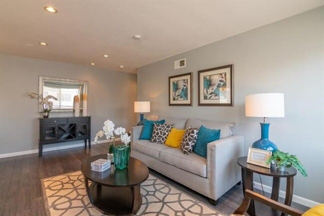 Building Photo - Beautifully Remodeled 2 Bedroom 1 Bath Condo in South San Jose!