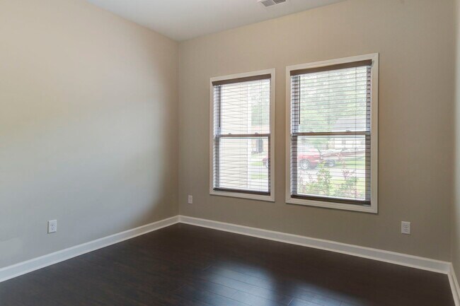 Building Photo - 108 Pine Ct