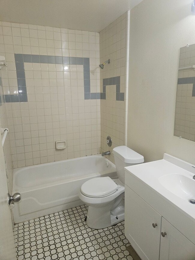 Building Photo - 2/1 DUPLEX