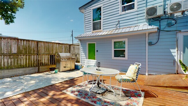 Building Photo - 4507 W Bayshore Dr