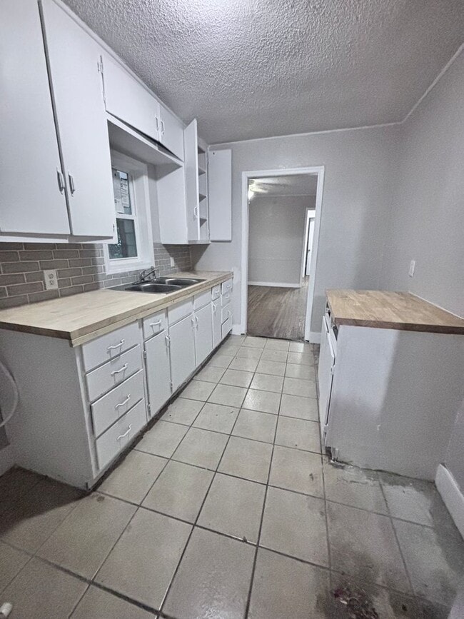 Building Photo - For Rent: Freshly Remodeled 3-Bed, 2-Bath ...
