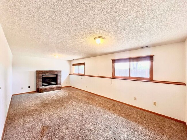 Building Photo - Spacious 4 Bed 3 Bath Home with 2-Car Atta...