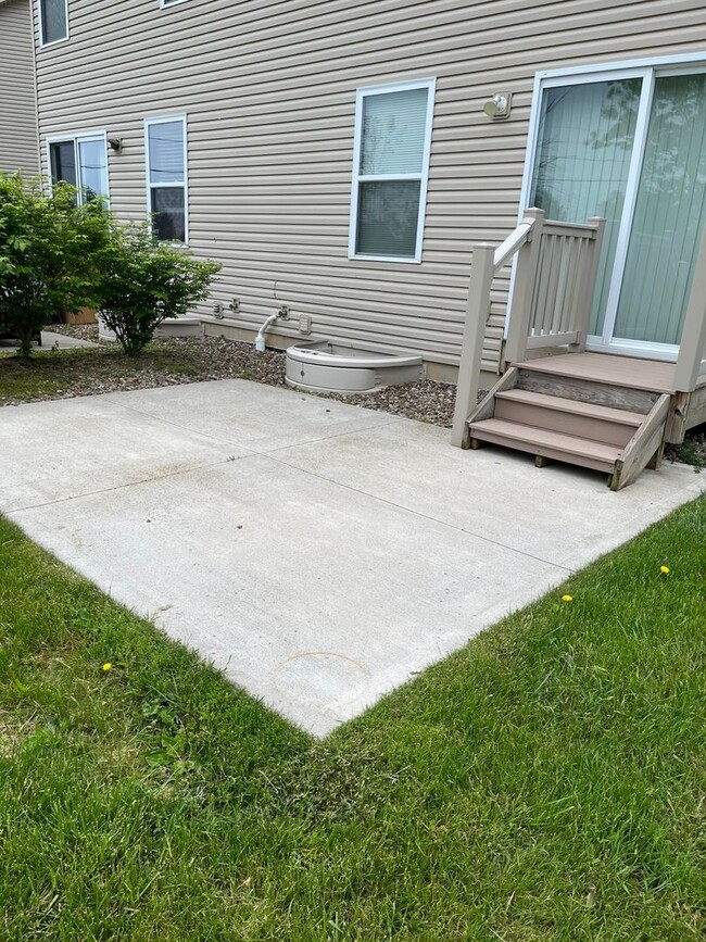 Building Photo - 585 Birch Hill Dr