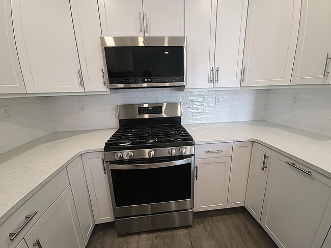 Building Photo - "Spacious 2-Bed, 2-Bath Gem in Medford - 1480 Sq Ft of Comfort Awaits!"