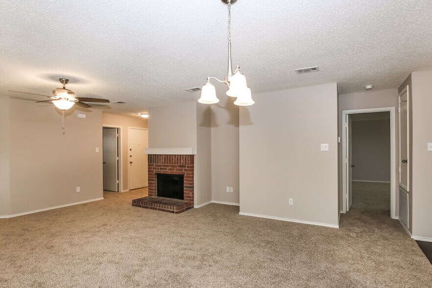 Building Photo - 565 Keble Dr