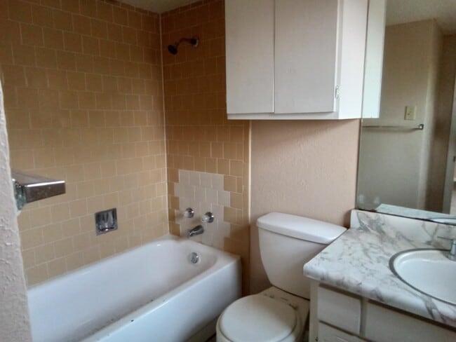 Building Photo - 102 Edwards St