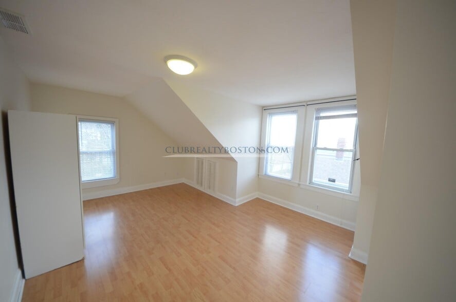 Building Photo - 23 Cushing St