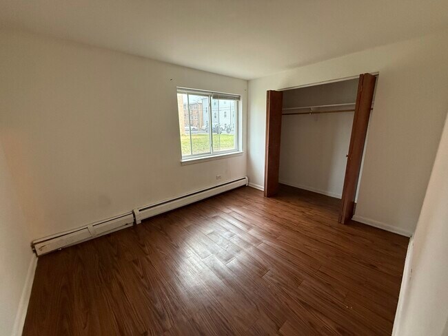 Building Photo - 9595 Maple Dr