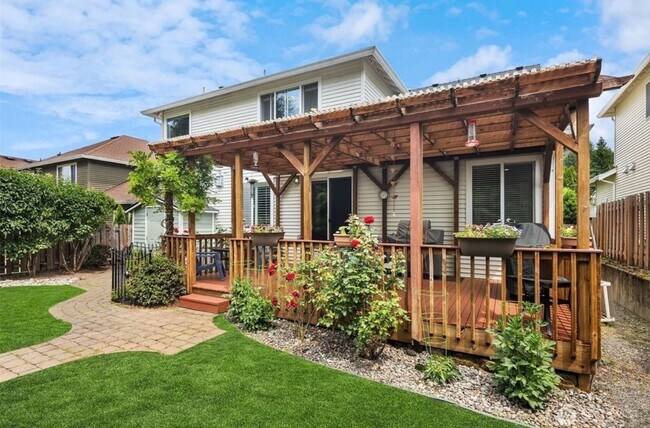 Building Photo - Beautiful Maple Ridge Highlands Home in Ma...
