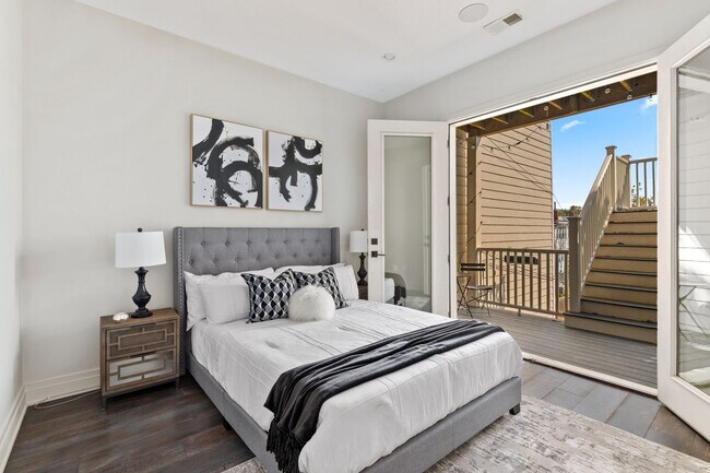 Building Photo - Beautiful 2 bed 2 bath plus den- Parking!!...