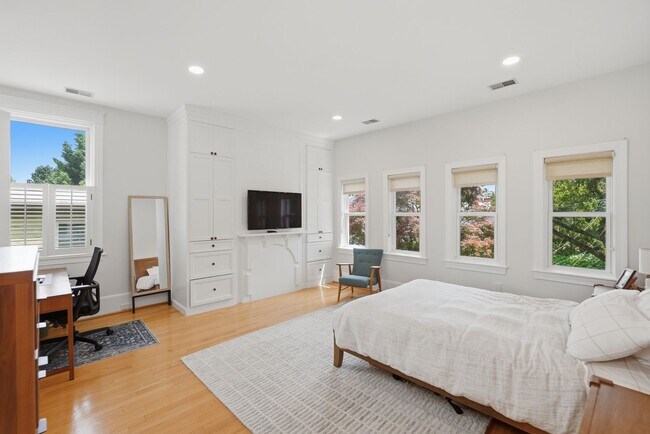 Building Photo - Capitol Hill Victorian Home | 3 Bed | 2.5 Bath | 2,700 Sf | Patio & Screened-In Porch | 2 Surface...