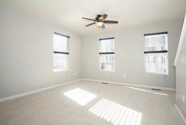 Building Photo - Beautiful End-Unit Townhome in Tanyard Spr...