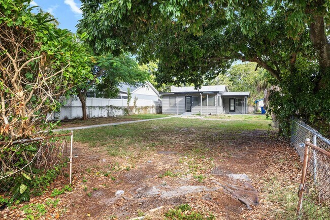 Building Photo - $25 Drive by & Apply for Beds 2 Bath House...