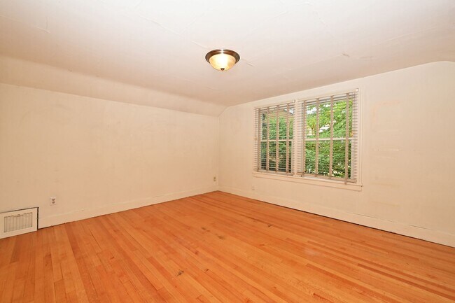 Building Photo - 1509 10th Ave W
