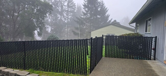 Building Photo - Updated 3 bedroom with a bonus room