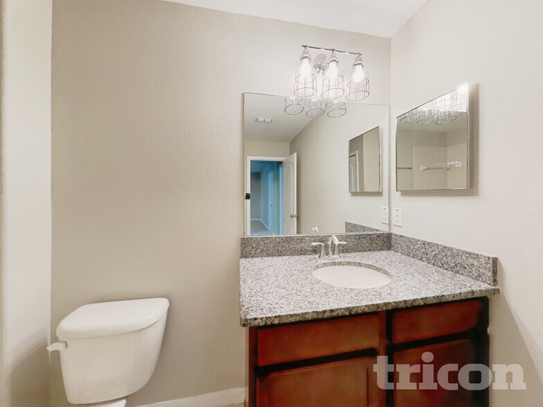 Building Photo - 13702 Lakemont Dr