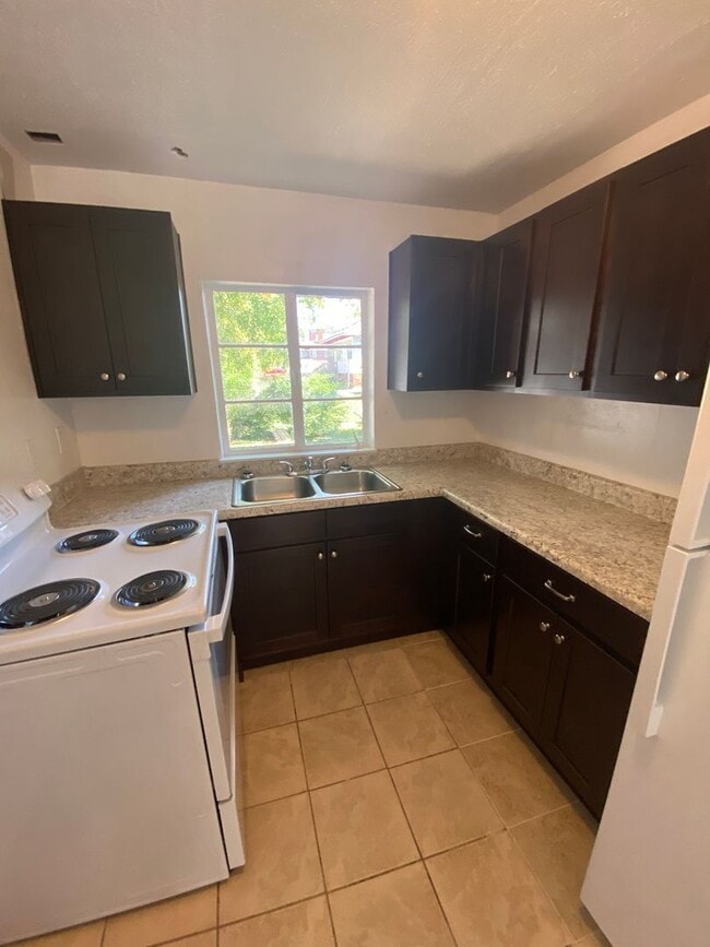 Building Photo - 2 bedroom 1 bath house