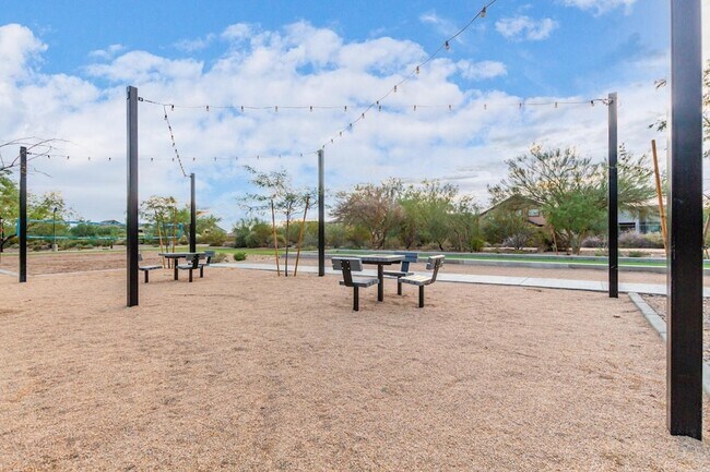 Building Photo - 2425 W Bronco Butte Trl