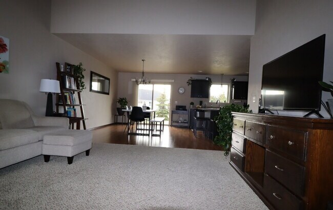 Building Photo - Large 3 Bedroom 2 Bath Townhouse style Duplex