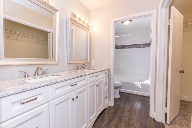 Building Photo - Lovely Home in The Lakes!