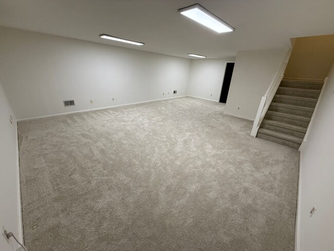 Building Photo - 3BR+BSMT Townhome (Tapestry) with COUNCIL ...